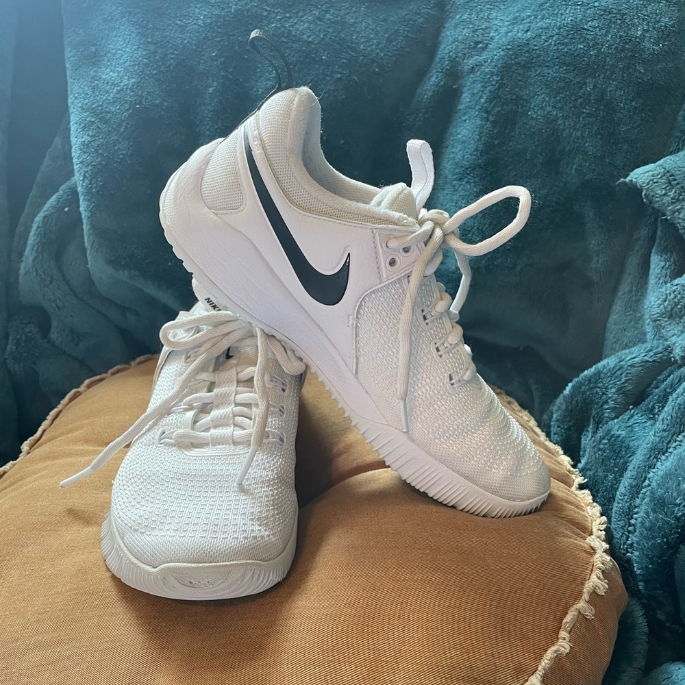 NIKE ZOOM WOMENS WHITE SNEAKER